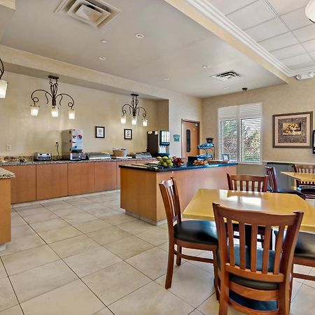 The Inn At Charles Town / Hollywood Casino Екстериор снимка